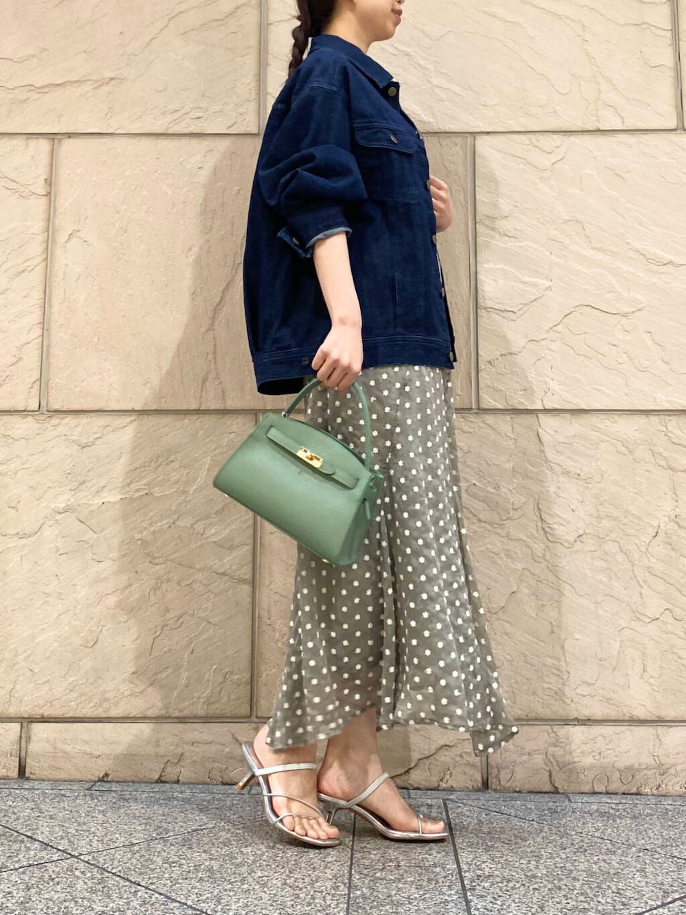 「lee、大人カジュアル、キレイめ、きれいめカジュアル、春コーデ、春服、フェミニン、ROSSO、大人かわいい、20代後半、骨格ウェーブ、イエベ秋、ウェーブ×イエベ秋、過ごしやすい、2025ss」|「Leeの『別注』Lee101×ROSSO JACKET(デニムジャケット、ブルー系)」を使った、matsuさん(レディース・162cm)の春コーディネートの2枚目の写真