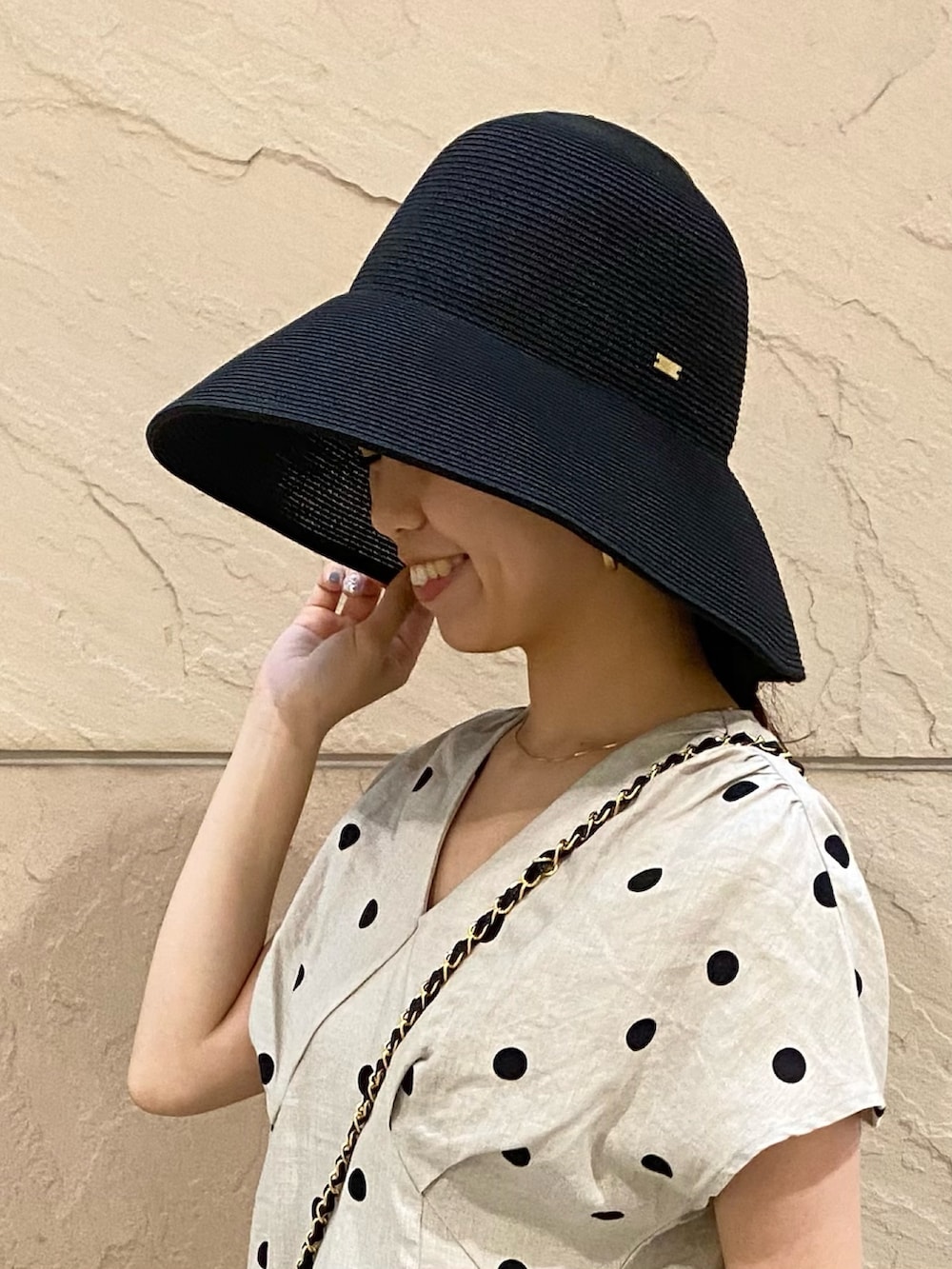「URBAN RESEARCH ROSSO、お出かけコーデ、きれいめカジュアル、ワンピース、休日スタイル、オトナ女子、ドット、むぎわら帽子、ハット」｜「URBAN RESEARCH ROSSO WOMENのPAPER WIDE BLIM HAT（ハット、ブラック系）」を使った、matsuさん（レディース・162cm）の春コーディネートの6枚目の写真