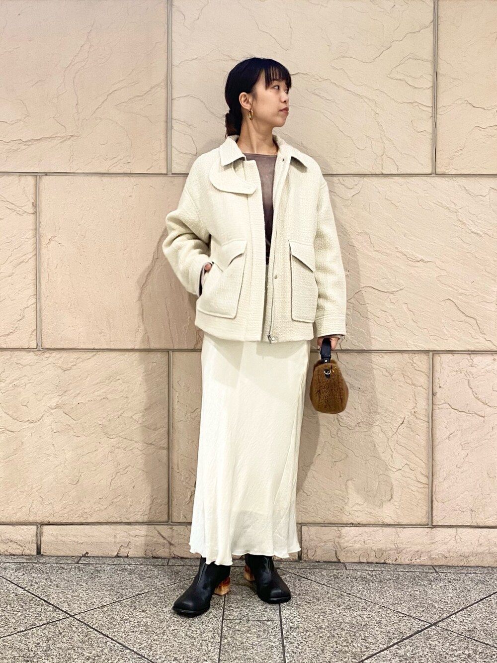 「URBAN RESEARCH ROSSO、URBAN RESEARCH、秋っぽコーデ更新中、オトナカジュアル、ブーツ、マーメイドスカート、ファーバッグ、秋コーデ、ベロア、ブルゾン、アウター、おでかけコーデ、秋アウター、イエベ秋」｜「URBAN RESEARCH ROSSO WOMENのウールツイードブルゾン（ブルゾン、ホワイト系）」を使った、matsuさん（レディース・162cm）の秋コーディネートの3枚目の写真