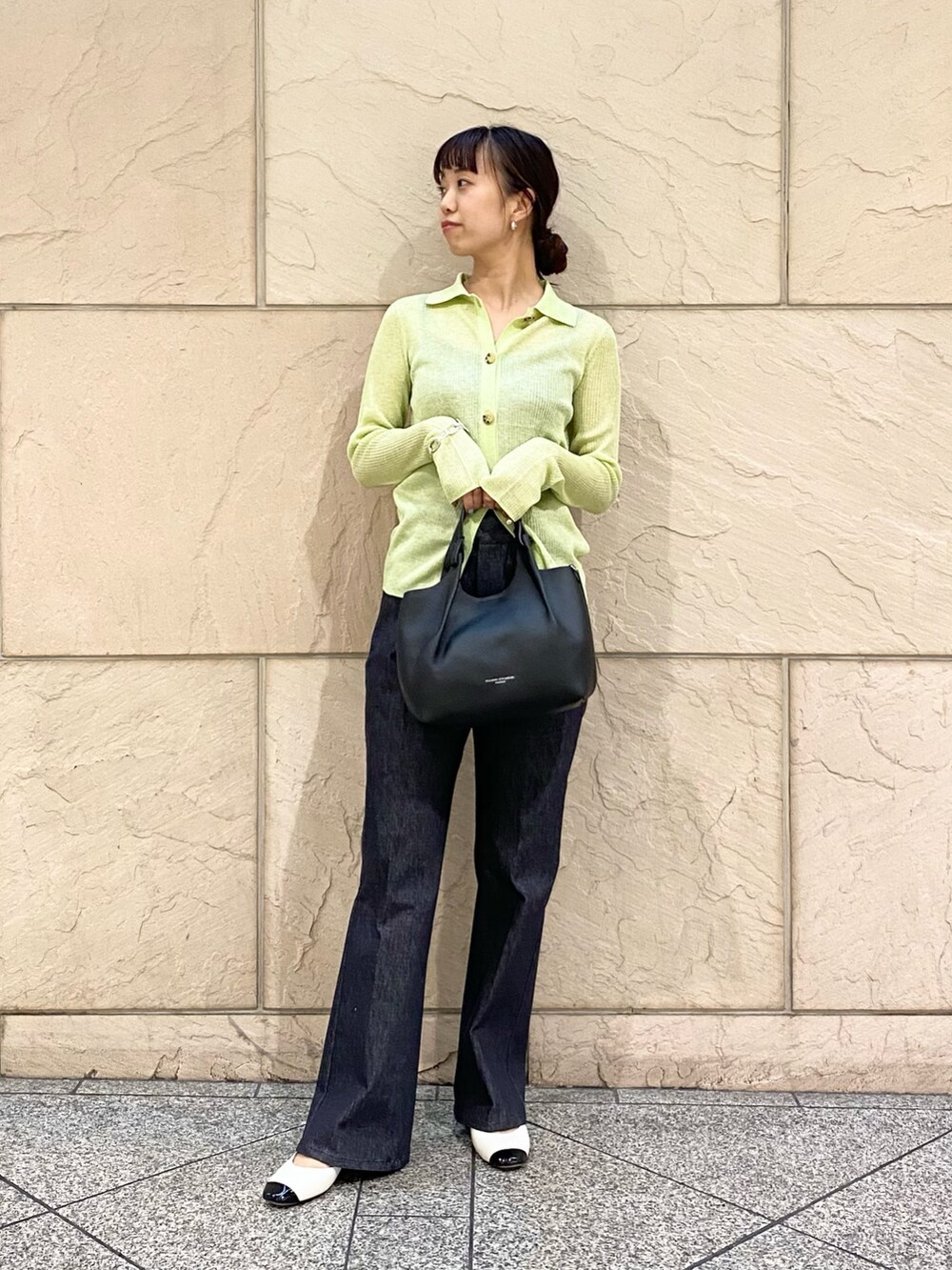 「URBAN RESEARCH ROSSO、URBAN RESEARCH、秋服準備はじめました、デニム、お出かけコーデ、シアートップス、大人コーデ、秋服コーデ、キレイめカジュアル、高身長女子、オトナカジュアル、今日のコーデ、グリーン、デニムパンツ、ニット」｜「URBAN RESEARCH ROSSO WOMENのシアーリブポロニット（ニット/セーター、イエロー系）」を使った、matsuさん（レディース・162cm）の夏コーディネートの2枚目の写真