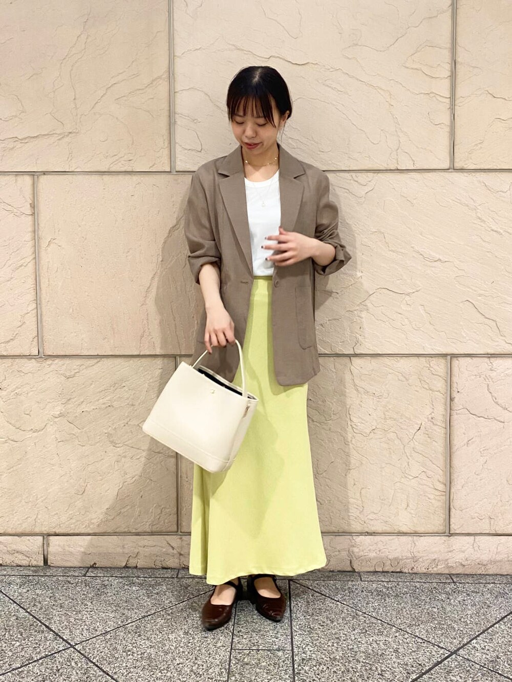 「大人カジュアル、キレイめ、きれいめカジュアル、カットソー、パンツ、春コーデ、春服、夏コーデ、newarrival、休日スタイル、フェミニン、ROSSO、夏服、オンオフ兼用、オンオフ」|「URBAN RESEARCH ROSSO WOMENのAULENTTI スクエアBAG(ハンドバッグ、ホワイト系)」を使った、matsuさん(レディース・162cm)の春コーディネートの2枚目の写真