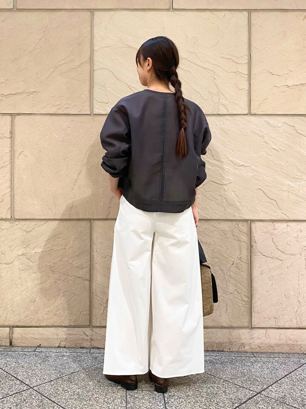 「大人カジュアル、キレイめ、きれいめカジュアル、ブラウス、パンツ、春コーデ、春服、お花見、newarrival、休日スタイル、ROSSO、大人かわいい、20代後半、お花見コーデ、骨格ウェーブ」｜「URBAN RESEARCH ROSSO WOMENのオーガンジーシアーブルゾン（ブルゾン、グレー系）」を使った、matsuさん（レディース・162cm）の春コーディネートの2枚目の写真
