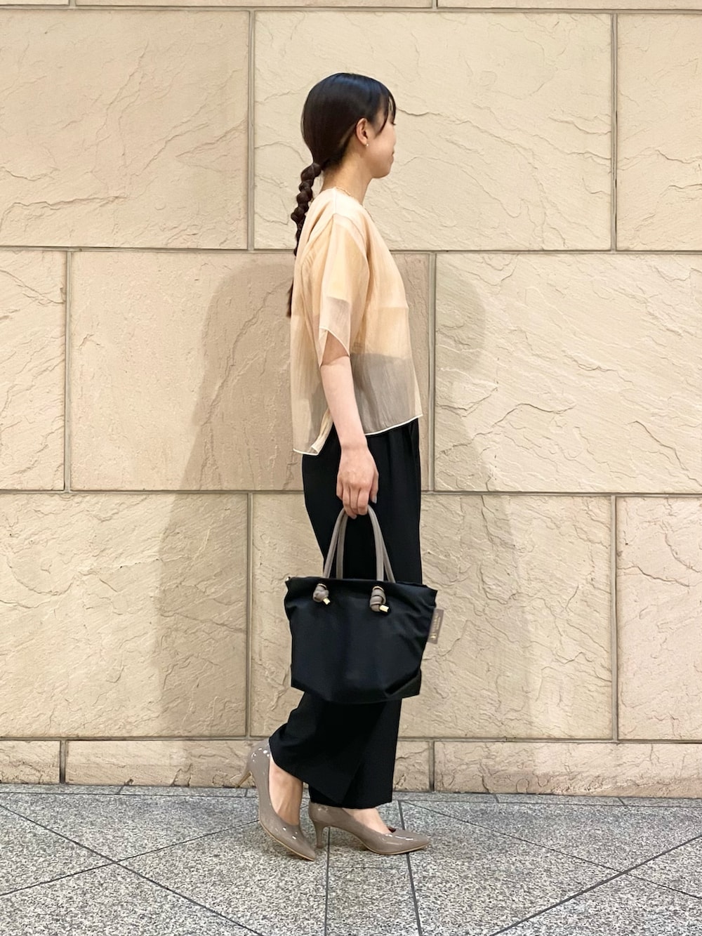 「URBAN RESEARCH ROSSO、レイヤードスタイル、夏コーデ、夏だ!Tシャツ着よう!、シアートップス、パンツスタイル、大人ファッション、オフィスカジュアル、オフィススタイル、スラックス、パンツ、オレンジ」|「URBAN RESEARCH ROSSO WOMENのシアーレイヤードショートTシャツ(Tシャツ/カットソー、オレンジ系)」を使った、matsuさん(レディース・162cm)の夏コーディネートの2枚目の写真