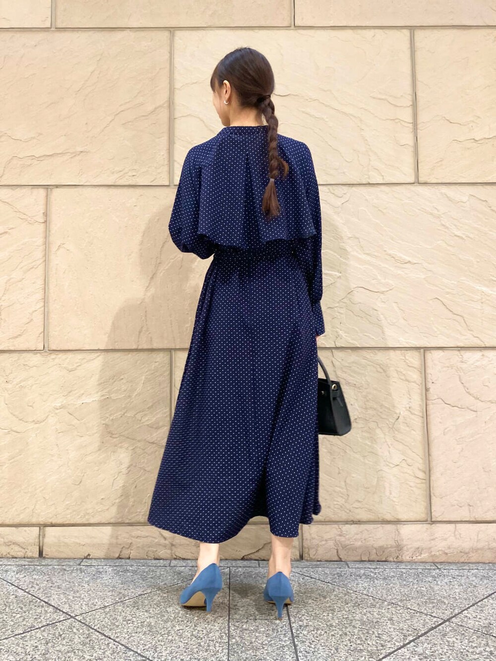 「ワンピース、大人カジュアル、キレイめ、きれいめカジュアル、ドット、春コーデ、セレモニースタイル、春服、newarrival、フェミニン、ROSSO、柄ワンピ、オンオフ兼用、オンオフ、大人かわいい」｜「URBAN RESEARCH ROSSO WOMENの『MADE IN JAPAN』オリジナルスウェードパンプス（パンプス、ブルー系）」を使った、matsuさん（レディース・162cm）の冬コーディネートの4枚目の写真
