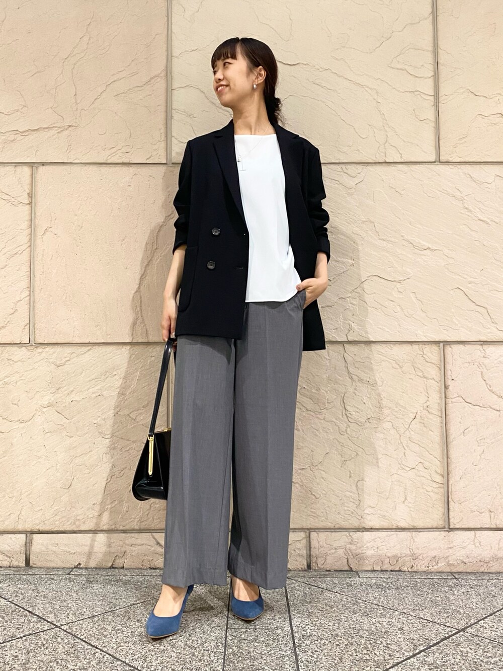 「URBAN RESEARCH ROSSO、URBAN RESEARCH、秋服準備はじめました、大人コーデ、オフィスカジュアル、お仕事コーデ、ジャケット、ブラウス、パンツスタイル」|「URBAN RESEARCH ROSSO WOMENの5分袖バックタックプルオーバー(シャツ/ブラウス、ホワイト系)」を使った、matsuさん(レディース・162cm)の秋コーディネートの5枚目の写真