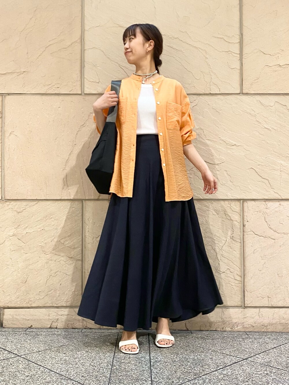 「URBAN RESEARCH ROSSO、夏コーデ、レイヤードスタイル、お出かけコーデ、大人カジュアルコーデ、シャツスタイル、オレンジ、フレアスカート、outdoor」|「URBAN RESEARCH ROSSO WOMENのシアーバンドカラーシャツ(シャツ/ブラウス、オレンジ系)」を使った、matsuさん(レディース・162cm)の夏コーディネートの2枚目の写真