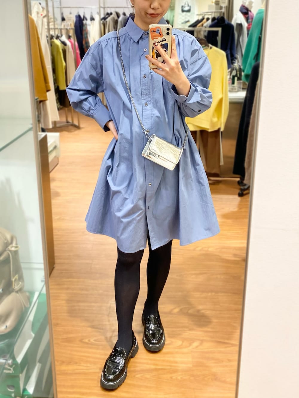 「URBAN RESEARCH ROSSO、URBAN RESEARCH、ROSSO、冬アウター、冬コーデ、きれいめカジュアル、ワンピース、シャツワンピ、ミニワンピ、ローファー、ショートコート、オトナカジュアル、オトナ女子、イエベ秋、骨格ウェーブ」｜「URBAN RESEARCH ROSSO WOMENのミニシャツワンピース（ワンピース、ブルー系）」を使った、matsuさん（レディース・162cm）の冬コーディネートの3枚目の写真