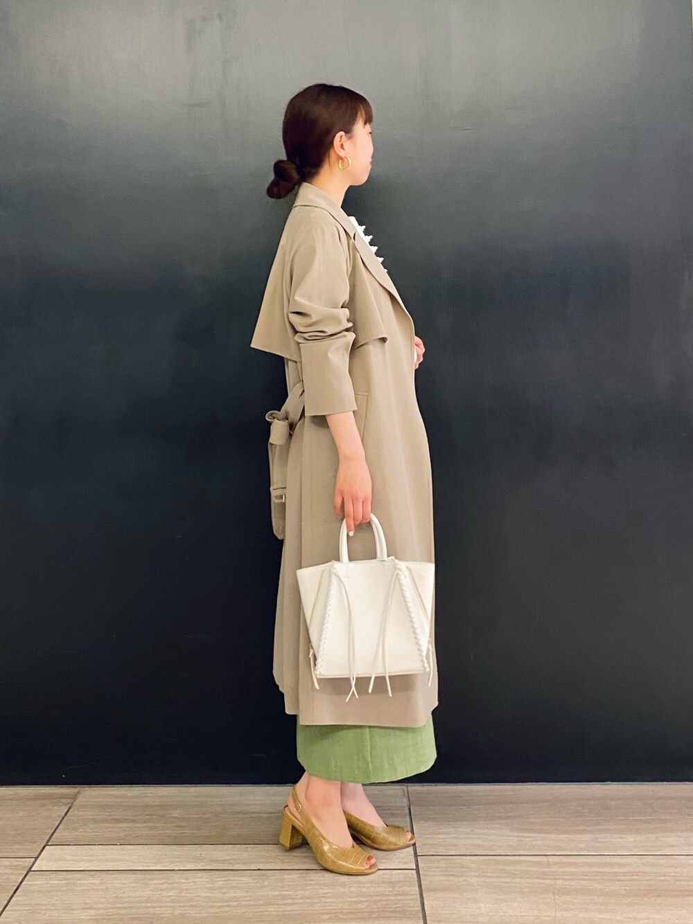 「URBAN RESEARCH ROSSO、URBAN RESEARCH、春アウター、春服みてみて、トレンチコート、春コーデ、オフィスカジュアル、タイトスカート、グリーン、レース、ブラウス、大人コーデ、きれいめコーディネート、カラーコーデ、シンプル」|「URBAN RESEARCH ROSSOのサイドジップミニトート(トートバッグ、ホワイト系)」を使った、matsuさん(レディース・162cm)の春コーディネートの2枚目の写真