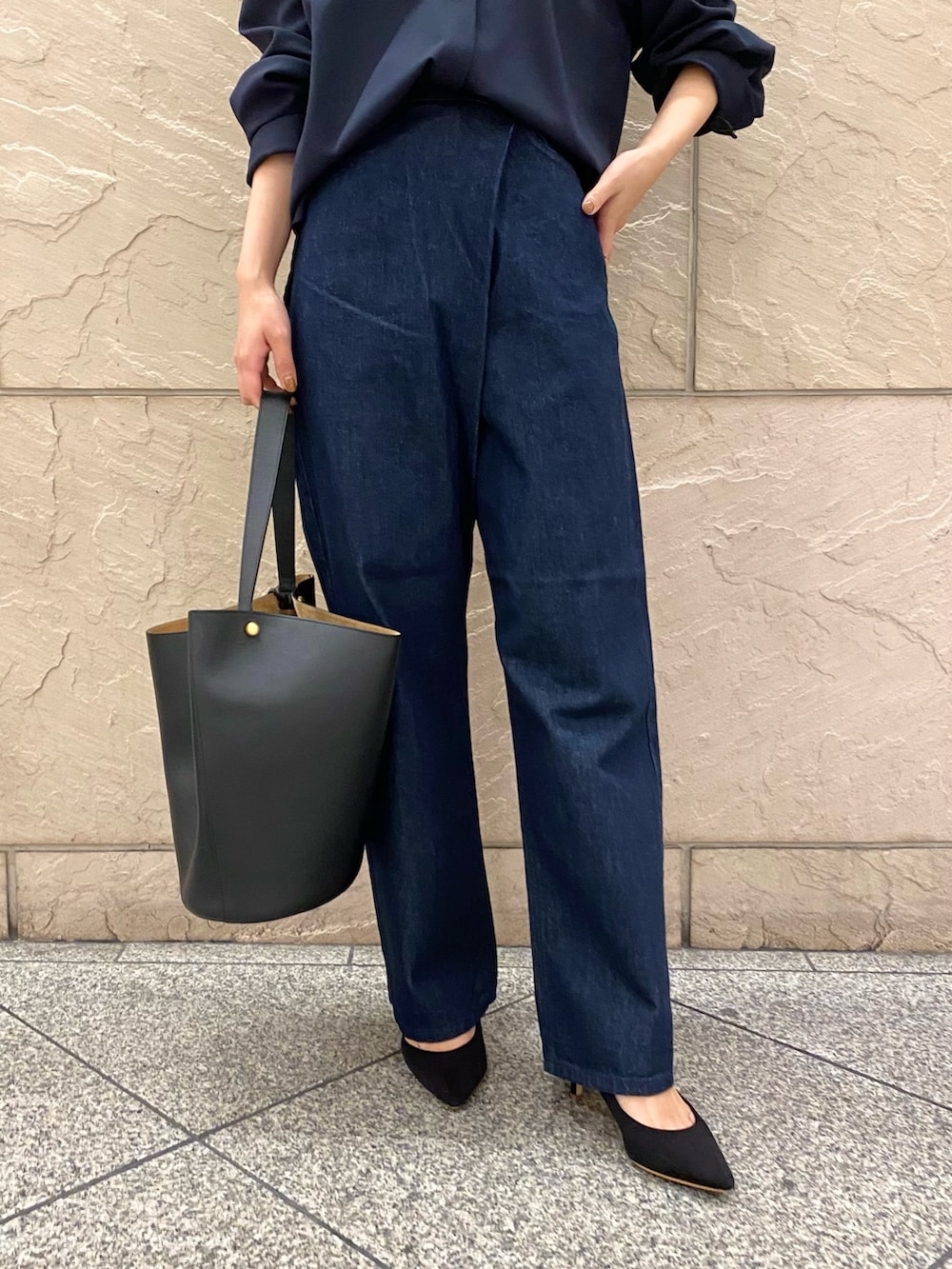 ブルー系のシャツ/ブラウス、ブラック系のトートバッグ、ブルー系のデニムパンツを着用したレディースの秋コーディネートの6枚目の写真