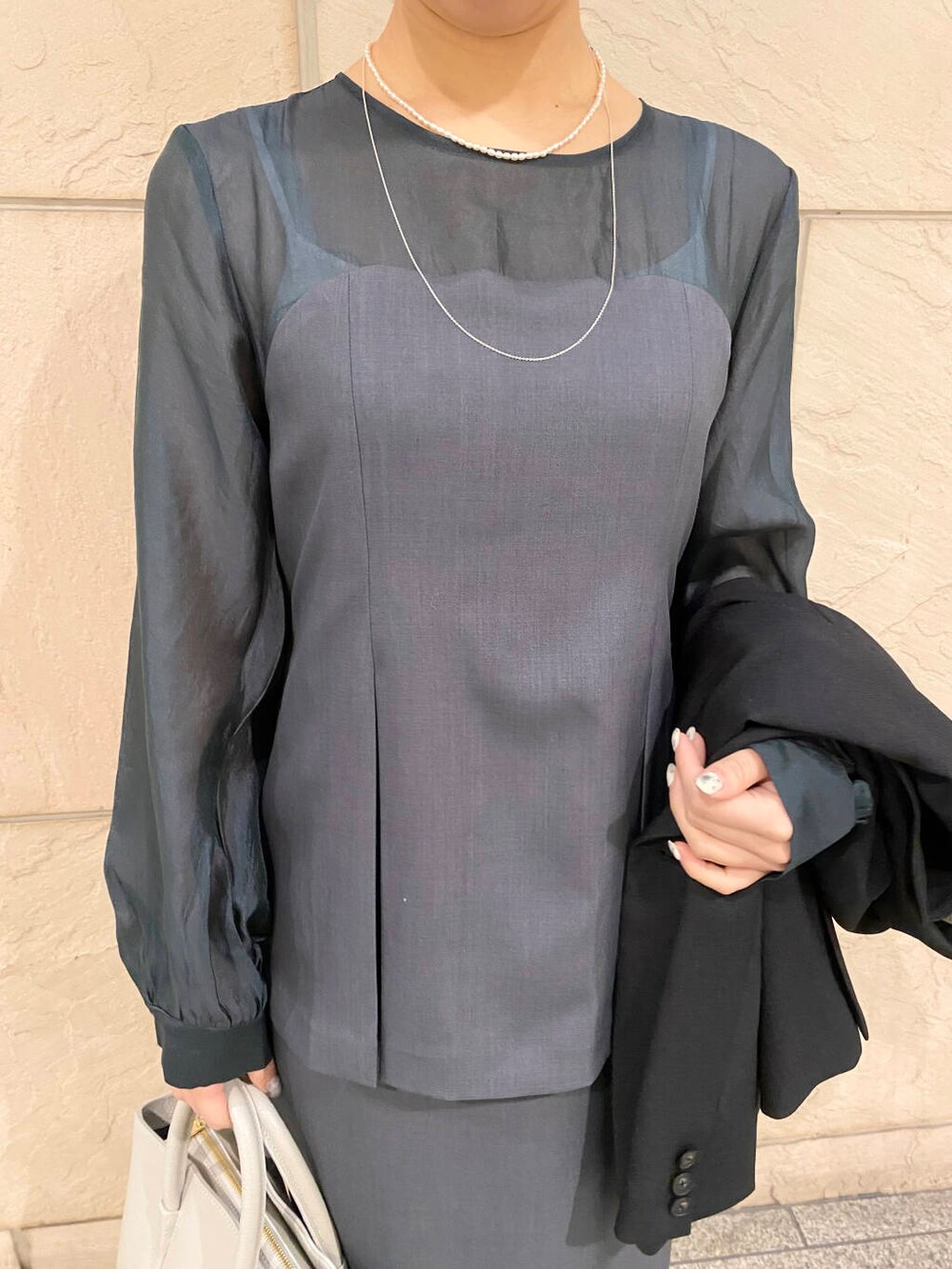「セットアップ、キレイめ、きれいめカジュアル、春コーデ、着回しコーデ、セレモニースタイル、春服、newarrival、オフィスカジュアル、ROSSO、オンオフ兼用、オンオフ、20代後半、セレモニー、骨格ウェーブ」|「URBAN RESEARCH ROSSO WOMENの【MADE IN JAPAN】オリジナルスウェードパンプス(パンプス、ブラウン系)」を使った、matsuさん(レディース・162cm)の冬コーディネートの7枚目の写真
