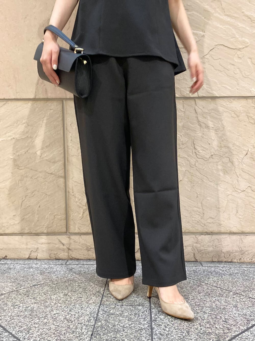 「大人カジュアル、キレイめ、きれいめカジュアル、パンツ、夏コーデ、オフィスカジュアル、フェミニン、ROSSO、夏服、オンオフ兼用、オンオフ、大人かわいい、20代後半、骨格ウェーブ、着映え」|「URBAN RESEARCH ROSSO WOMENの【MADE IN JAPAN】オリジナルスウェードパンプス(パンプス、ブラウン系)」を使った、matsuさん(レディース・162cm)の夏コーディネートの5枚目の写真