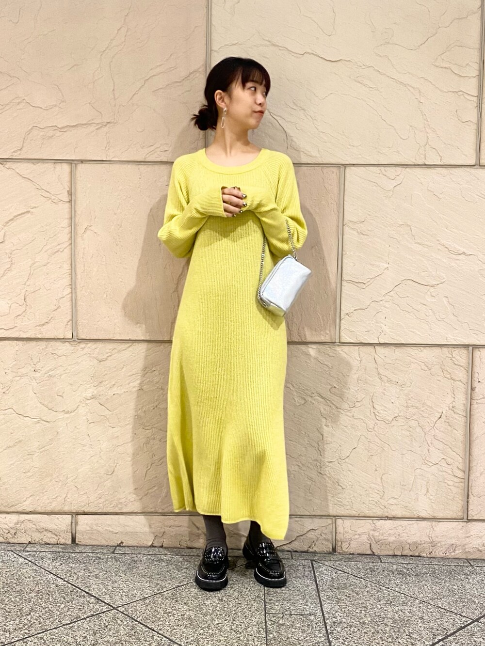 「URBAN RESEARCH ROSSO、URBAN RESEARCH、ROSSO、ニット、ショルダーバッグ、冬コーデ、お出かけコーデ、ワンピース、オトナカジュアル、ラクチンコーデ、ニットワンピース、イエロー、イエベ秋、骨格ウェーブ」｜「MOHIのMOHI　スタッズローファー（ローファー、ブラック系）」を使った、matsuさん（レディース・162cm）の秋コーディネートの2枚目の写真