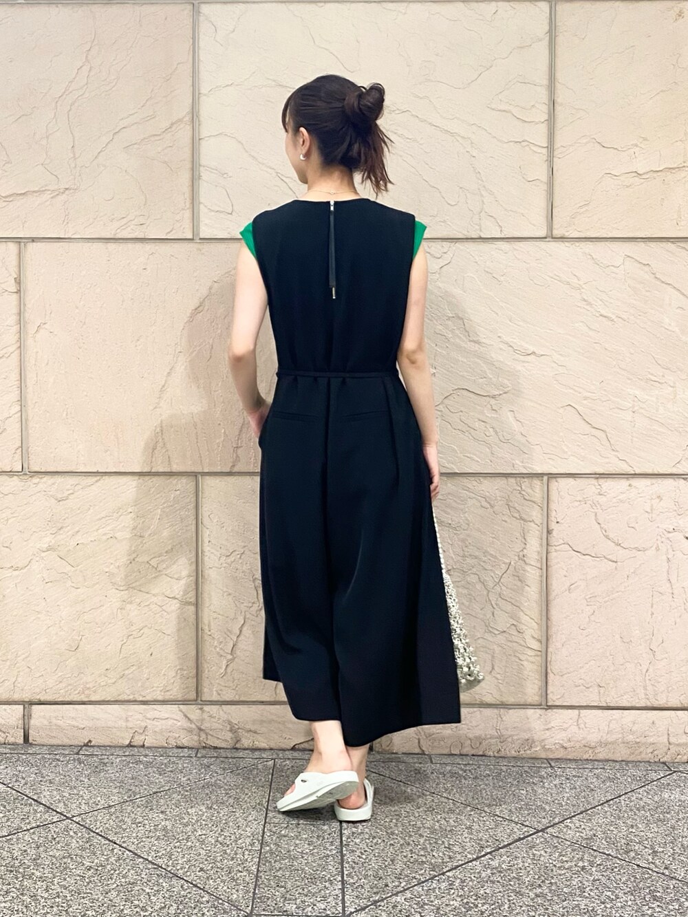 「URBAN RESEARCH ROSSO、URBAN RESEARCH、テーマパークコーデ、サンダル、アウトドアスタイル、ショルダーバッグ、夏コーデ、お出かけコーデ、オールインワン、BBQ」｜「URBAN RESEARCH ROSSO WOMENの撥水Vネックオールインワン（つなぎ/オールインワン、ブラック系）」を使った、matsuさん（レディース・162cm）の夏コーディネートの4枚目の写真