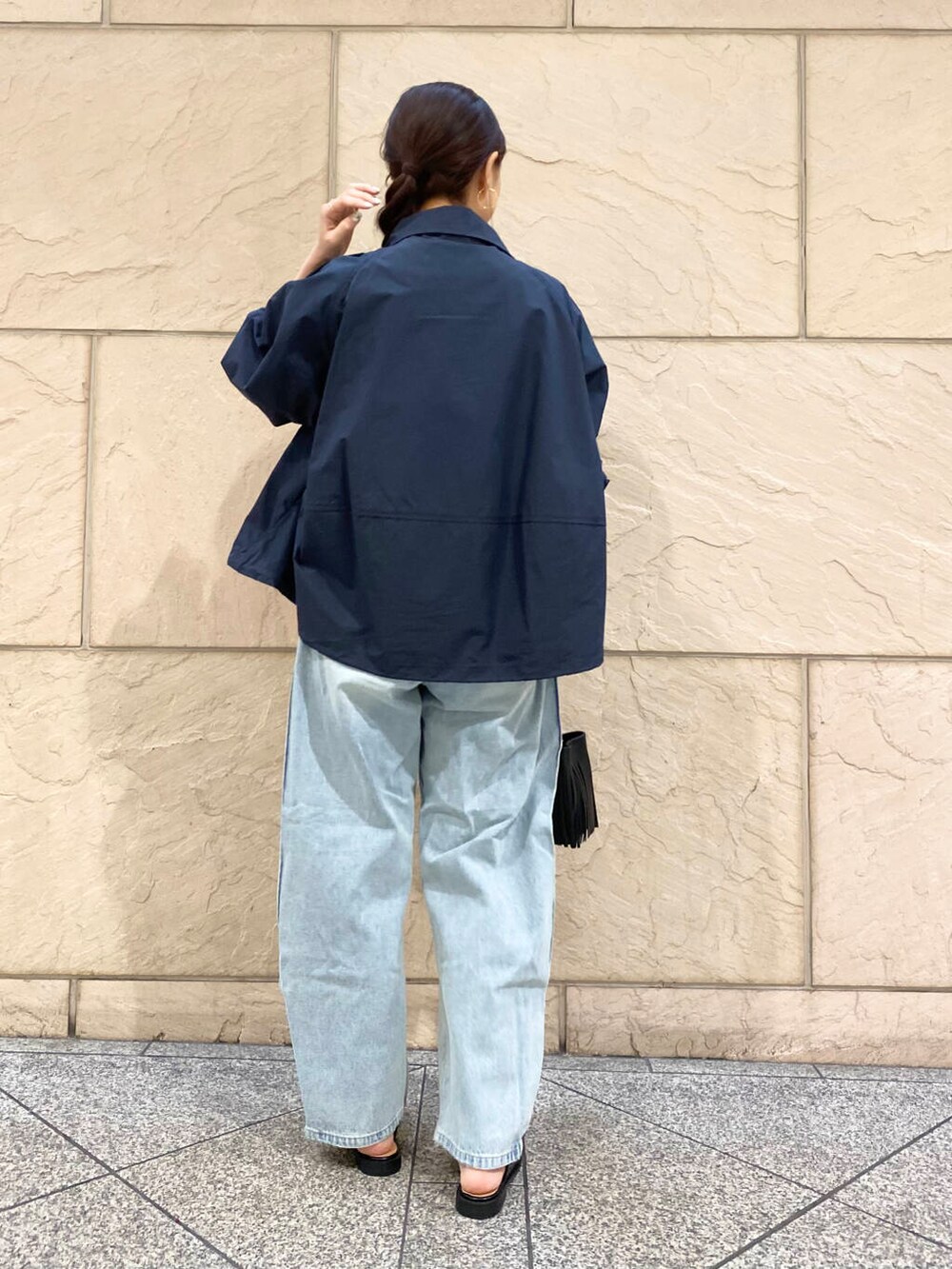 「大人カジュアル、デニム、キレイめ、きれいめカジュアル、カットソー、パンツ、春コーデ、春服、春アウター、newarrival、ROSSO、20代後半、骨格ウェーブ、着映え、イエベ秋」|「URBAN RESEARCH ROSSO WOMENの『撥水』スタンドカラーショートブルゾン(ブルゾン、ブルー系)」を使った、matsuさん(レディース・162cm)の冬コーディネートの4枚目の写真