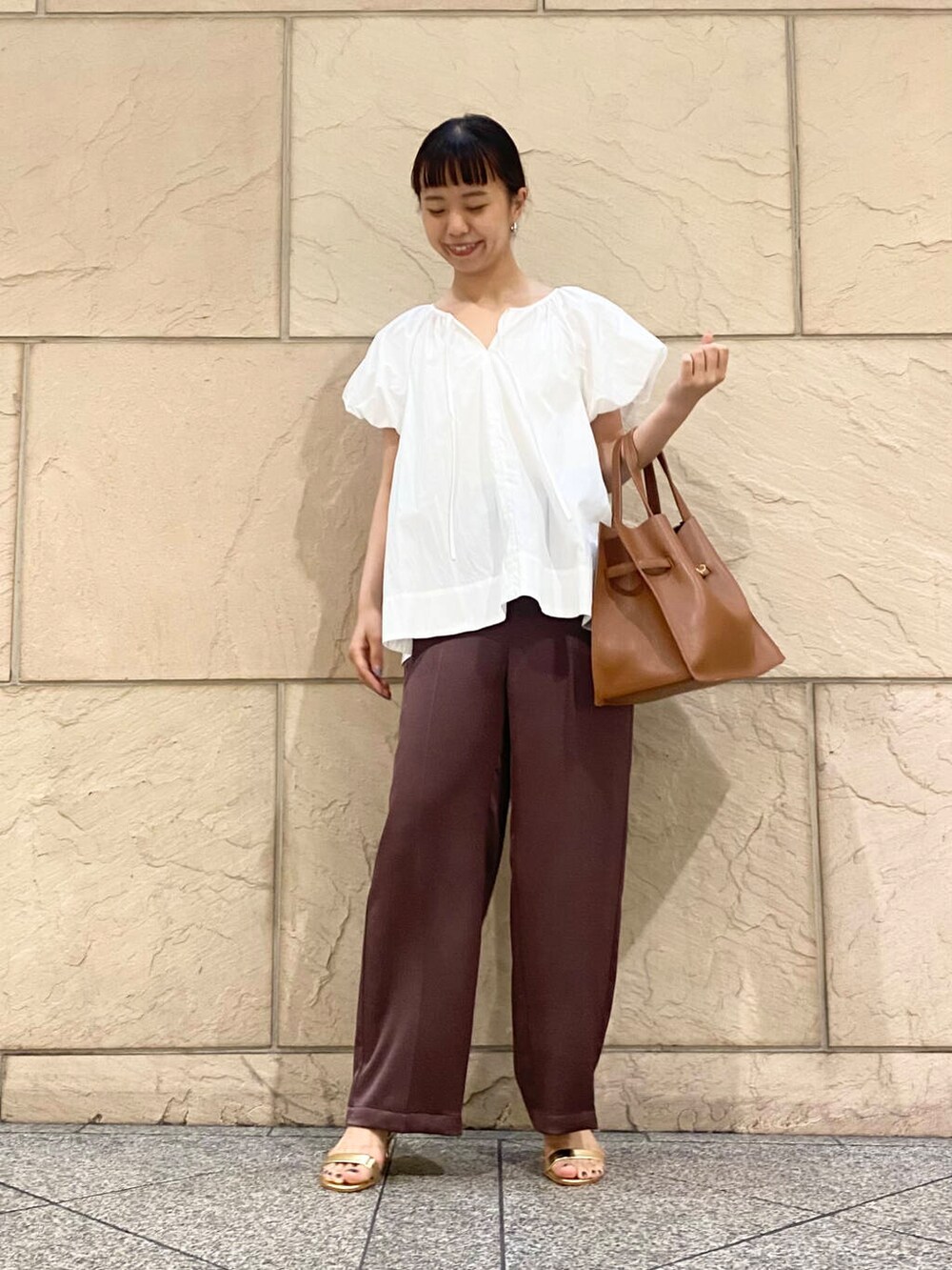 ゴールド系のサンダル、ホワイト系のシャツ/ブラウス、ブラウン系のその他パンツを着用したレディースの夏コーディネートの2枚目の写真