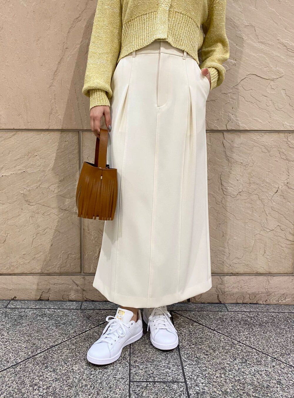 「大人カジュアル、キレイめ、アウター、きれいめカジュアル、春コーデ、着回しコーデ、春服、春アウター、newarrival、オフィスカジュアル、フェミニン、ROSSO、オンオフ兼用、オンオフ、20代後半」|「URBAN RESEARCH ROSSO WOMENのタックストレートスカート(スカート、ホワイト系)」を使った、matsuさん(レディース・162cm)の冬コーディネートの7枚目の写真