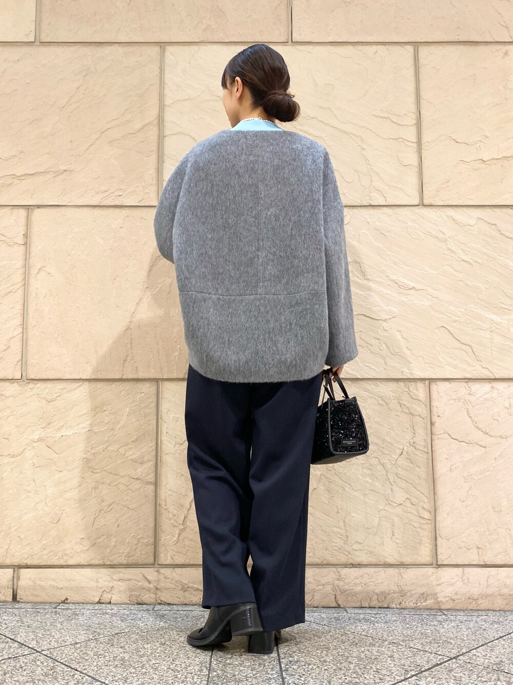 「URBAN RESEARCH、URBAN RESEARCH ROSSO、ROSSO、冬アウター、冬コーデ、きれいめカジュアル、オトナカジュアル、ニット、秋冬コーデ、カラーニット、シャギーコート、シャギー、ブルー、イエベ秋、骨格ウェーブ」|「URBAN RESEARCH ROSSO WOMENのCHIGNON マルチWAY丸玉チェーンネックレス(ネックレス、シルバー系)」を使った、matsuさん(レディース・162cm)の秋コーディネートの4枚目の写真