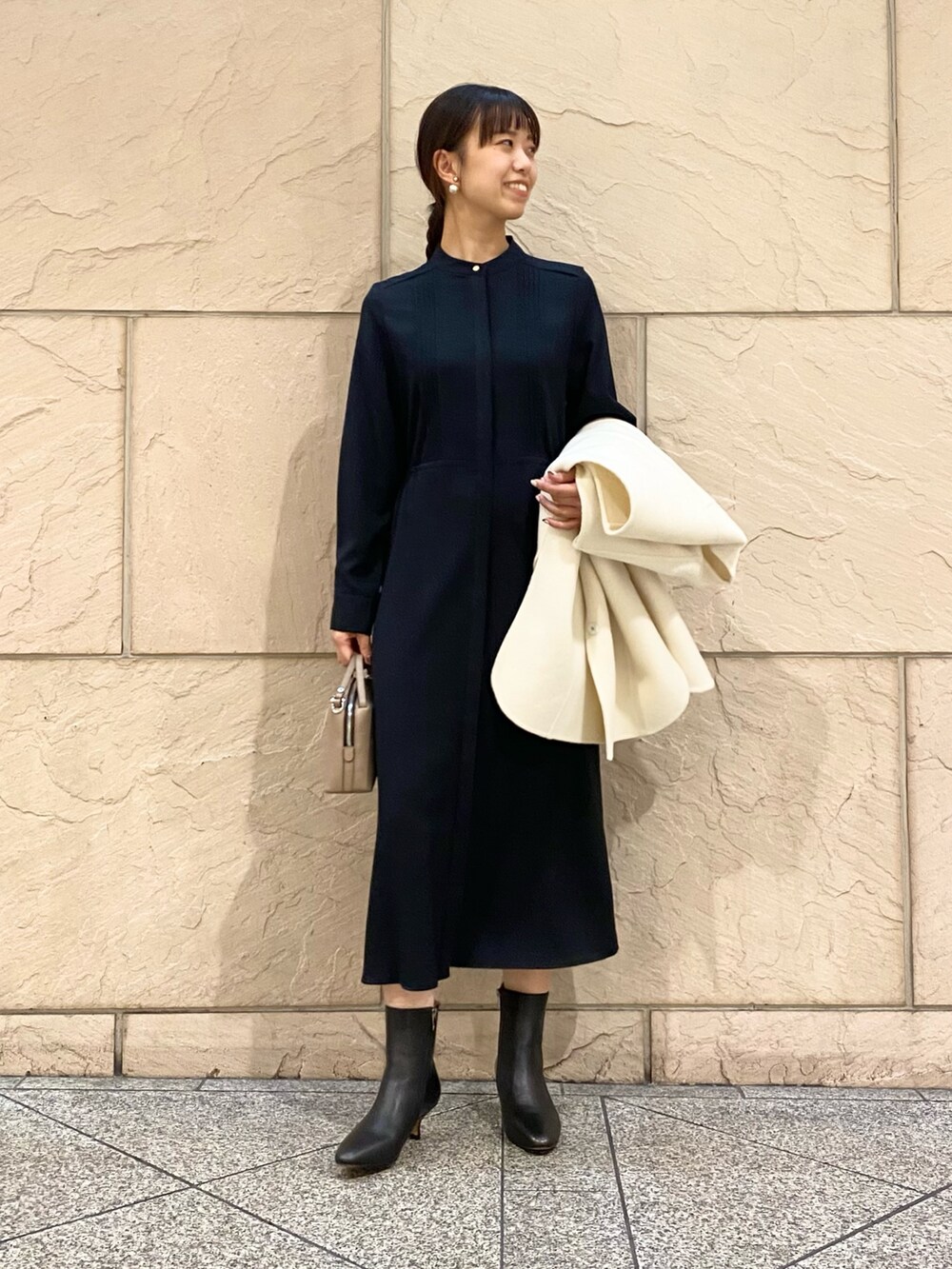 「URBAN RESEARCH ROSSO、URBAN RESEARCH、ベスト、秋っぽコーデ更新中、デートコーデ、秋コーデ、ワンピース、モノトーン、お出かけコーデ、大人コーデ、ミニバッグ、ポンチョ、きれいめカジュアル、食事会、イエベ秋」|「URBAN RESEARCH ROSSO WOMENのピンタックストレートワンピース(ワンピース、ブルー系)」を使った、matsuさん(レディース・162cm)の秋コーディネートの5枚目の写真