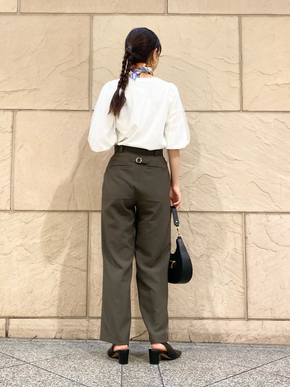 「URBAN RESEARCH ROSSO、きれいめカジュアル、春夏コーデ、夏コーデ、大人女子、パンツスタイル、オトナカジュアル、イエベ秋、チュール、カットソー、オフィスカジュアル」｜「URBAN RESEARCH ROSSO WOMENのブライトチュールスリーブカットソー（Tシャツ/カットソー、ホワイト系）」を使った、matsuさん（レディース・162cm）の春コーディネートの3枚目の写真