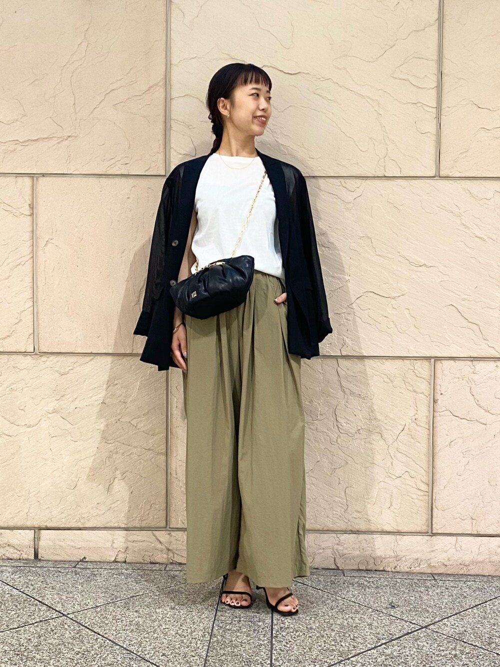 「URBAN RESEARCH ROSSO、URBAN RESEARCH、きれいめカジュアル、白Tシャツ、ショルダーバッグ、夏ファッション、オトナカジュアル、Tシャツコーデ、シアー、ジャケット、ワイドパンツ」|「URBAN RESEARCH ROSSO WOMENのLE VERNIS Momo mini bag(ハンドバッグ、ブラック系)」を使った、matsuさん(レディース・162cm)の夏コーディネートの3枚目の写真