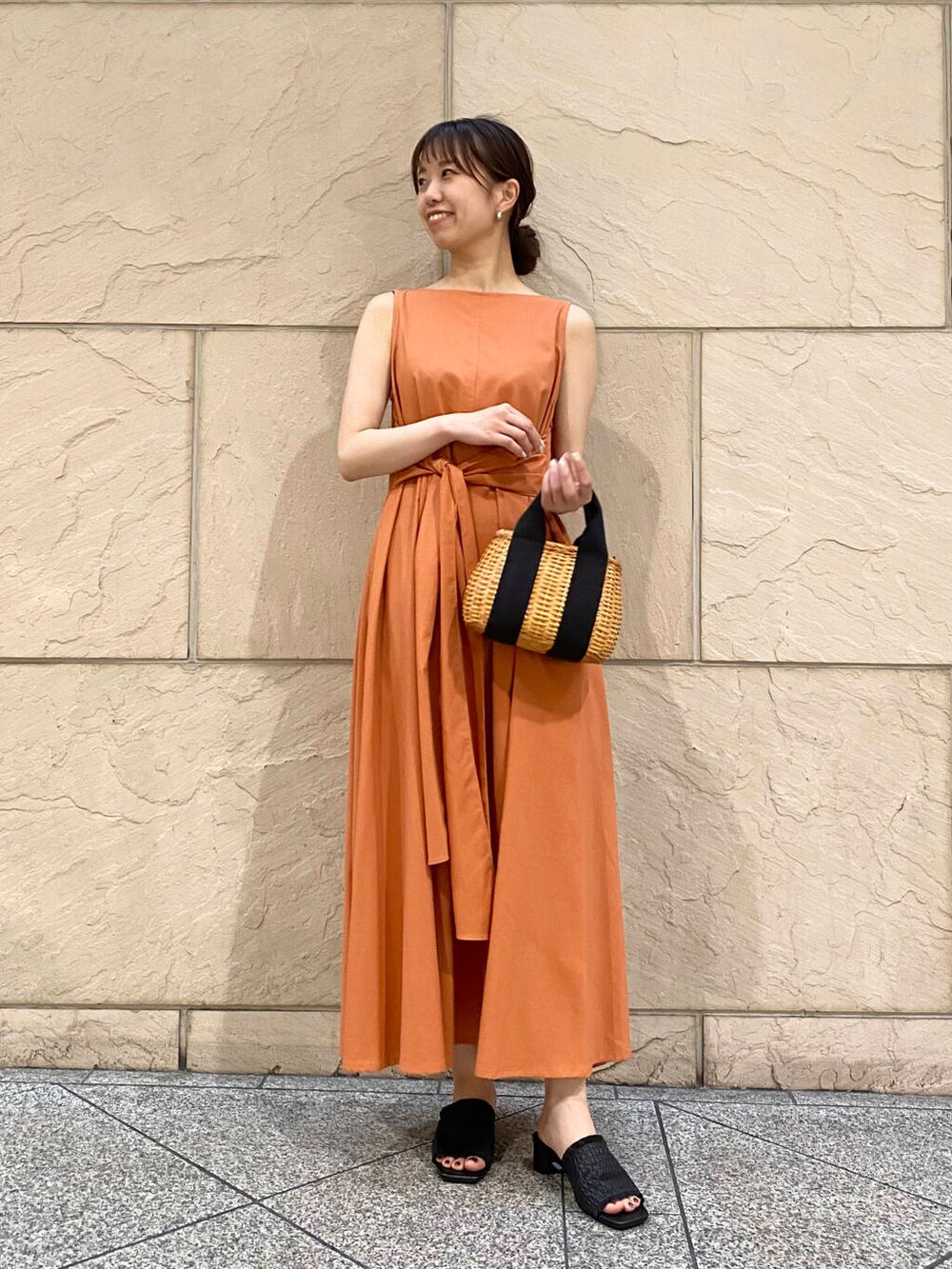 「ワンピース、大人カジュアル、キレイめ、きれいめカジュアル、夏コーデ、newarrival、休日スタイル、フェミニン、ROSSO、夏服、大人かわいい、20代後半、骨格ウェーブ、夏ワンピース、暑い」｜「VIOLAd'OROのVIOLAd’ORO　ラタンバスケット型2WAYトート（ハンドバッグ、ブラック系）」を使った、matsuさん（レディース・162cm）の夏コーディネートの2枚目の写真