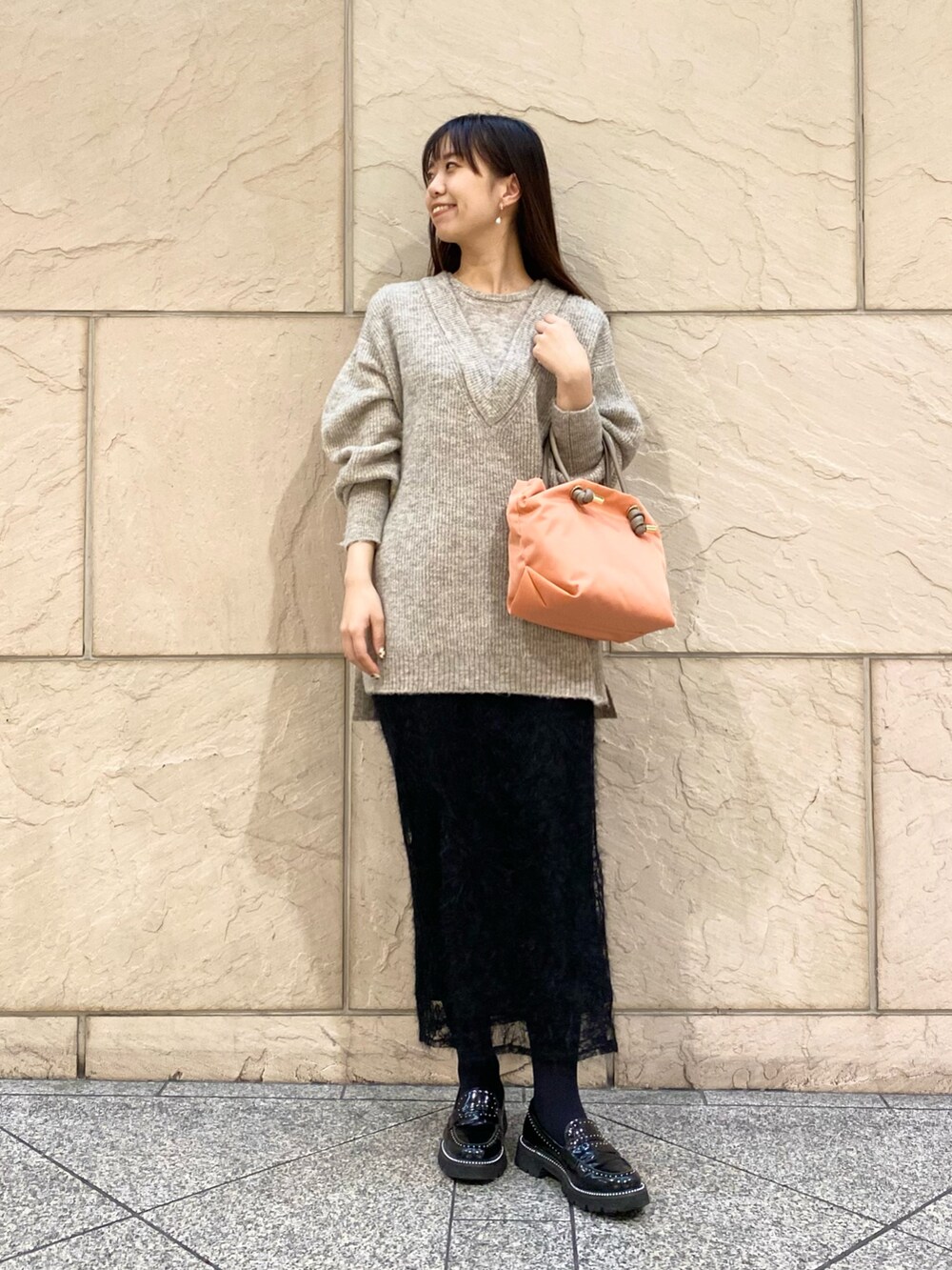 「ROSSO、URBAN RESEARCH ROSSO、URBAN RESEARCH、真冬のあったかスタイル、ニット、冬コーデ、デートコーデ、きれいめカジュアル、ゆるニット、ゆるコーデ、レーススカート、オトナカジュアル、オトナ女子、イエベ秋、骨格ウェーブ」|「URBAN RESEARCH ROSSO WOMENのレイヤードデザインニット(ニット/セーター、ベージュ系)」を使った、matsuさん(レディース・162cm)の冬コーディネートの3枚目の写真
