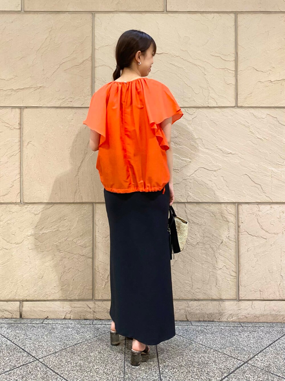 「大人カジュアル、キレイめ、きれいめカジュアル、ブラウス、夏コーデ、newarrival、フェミニン、ROSSO、夏服、オンオフ兼用、オンオフ、大人かわいい、20代後半、骨格ウェーブ、暑い」|「URBAN RESEARCH ROSSO WOMENのVIOLAd’ORO ラフィア2WAYバッグ(かごバッグ、ベージュ系)」を使った、matsuさん(レディース・162cm)の春コーディネートの4枚目の写真
