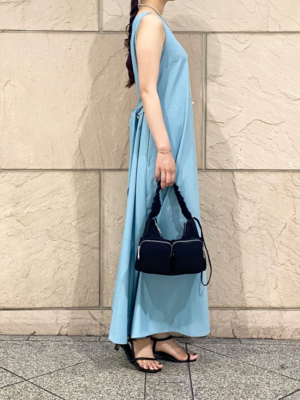 「URBAN RESEARCH ROSSO、URBAN RESEARCH、夏コーデ、休日スタイル、ワンピース、リゾートスタイル、シンプルスタイル、大人コーデ」｜「URBAN RESEARCH ROSSO WOMENのリネン混リボンドレス（ワンピース、ブルー系）」を使った、matsuさん（レディース・162cm）の夏コーディネートの4枚目の写真