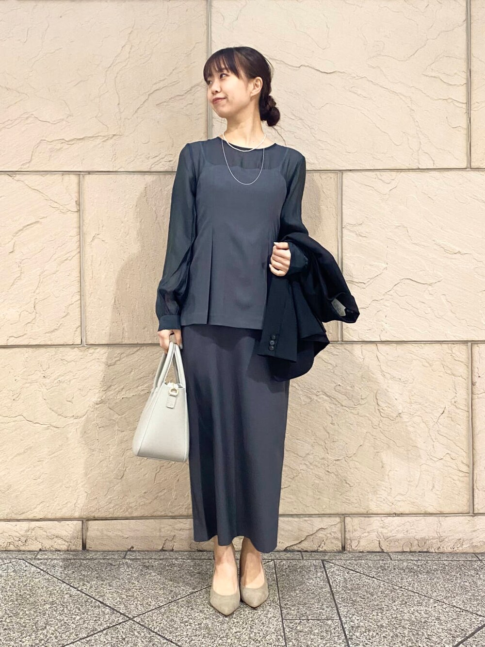「セットアップ、キレイめ、きれいめカジュアル、春コーデ、着回しコーデ、セレモニースタイル、春服、newarrival、オフィスカジュアル、ROSSO、オンオフ兼用、オンオフ、20代後半、セレモニー、骨格ウェーブ」｜「URBAN RESEARCH ROSSO WOMENの【MADE IN JAPAN】オリジナルスウェードパンプス（パンプス、ブラウン系）」を使った、matsuさん（レディース・162cm）の冬コーディネートの6枚目の写真