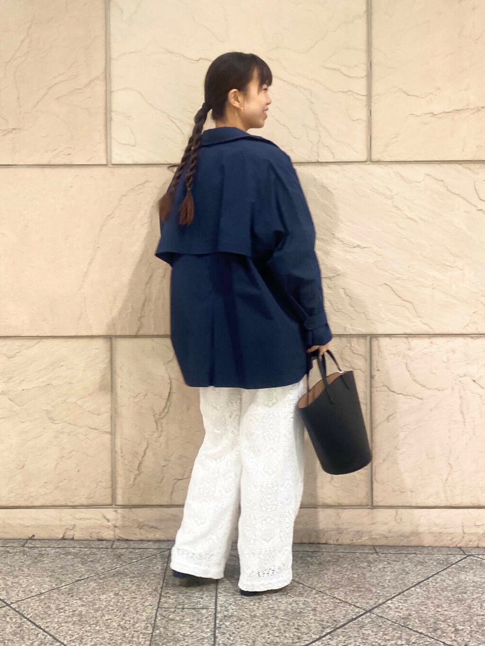 「大人カジュアル、キレイめ、アウター、きれいめカジュアル、パンツ、春コーデ、着回しコーデ、春服、春アウター、newarrival、フェミニン、ROSSO、オンオフ兼用、オンオフ、大人かわいい」|「URBAN RESEARCH ROSSO WOMENのレースワイドパンツ(その他パンツ、ホワイト系)」を使った、matsuさん(レディース・162cm)の冬コーディネートの4枚目の写真