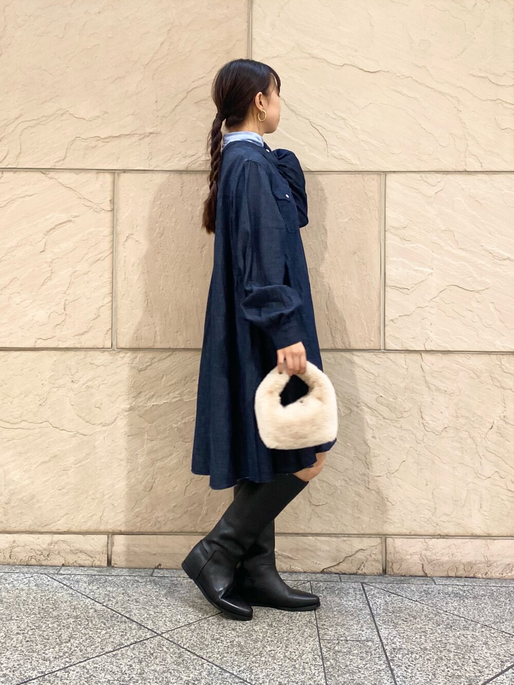「URBAN RESEARCH ROSSO、URBAN RESEARCH、ROSSO、デニム、レイヤードスタイル、お出かけコーデ、ワンピース、秋コーデ、ブーツ、オトナカジュアル、キレイめカジュアル、オトナカワイイ、ミニワンピ、Wrangler、イエベ秋」｜「Wranglerの『別注』Wrangler×ROSSO　WESTERN MINI DRESS（シャツワンピース、ブルー系）」を使った、matsuさん（レディース・162cm）の秋コーディネートの4枚目の写真