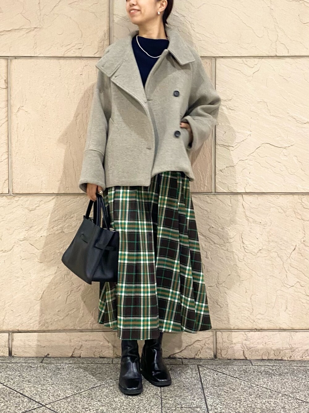 「URBAN RESEARCH ROSSO、ROSSO、URBAN RESEARCH、冬アウター、チェック、きれいめカジュアル、ニット、ブーツ、チェックスカート、Pコート、冬コーデ、オトナカジュアル、イエベ秋、骨格ウェーブ」｜「URBAN RESEARCH ROSSO WOMENの2WAYスタンドカラーミドルPコート（ピーコート、ブラウン系）」を使った、matsuさん（レディース・162cm）の冬コーディネートの2枚目の写真