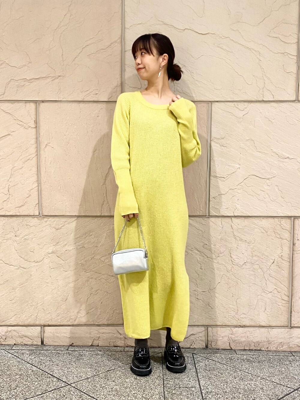 「URBAN RESEARCH ROSSO、URBAN RESEARCH、ROSSO、ニット、ショルダーバッグ、冬コーデ、お出かけコーデ、ワンピース、オトナカジュアル、ラクチンコーデ、ニットワンピース、イエロー、イエベ秋、骨格ウェーブ」｜「MOHIのMOHI　スタッズローファー（ローファー、ブラック系）」を使った、matsuさん（レディース・162cm）の秋コーディネートの3枚目の写真