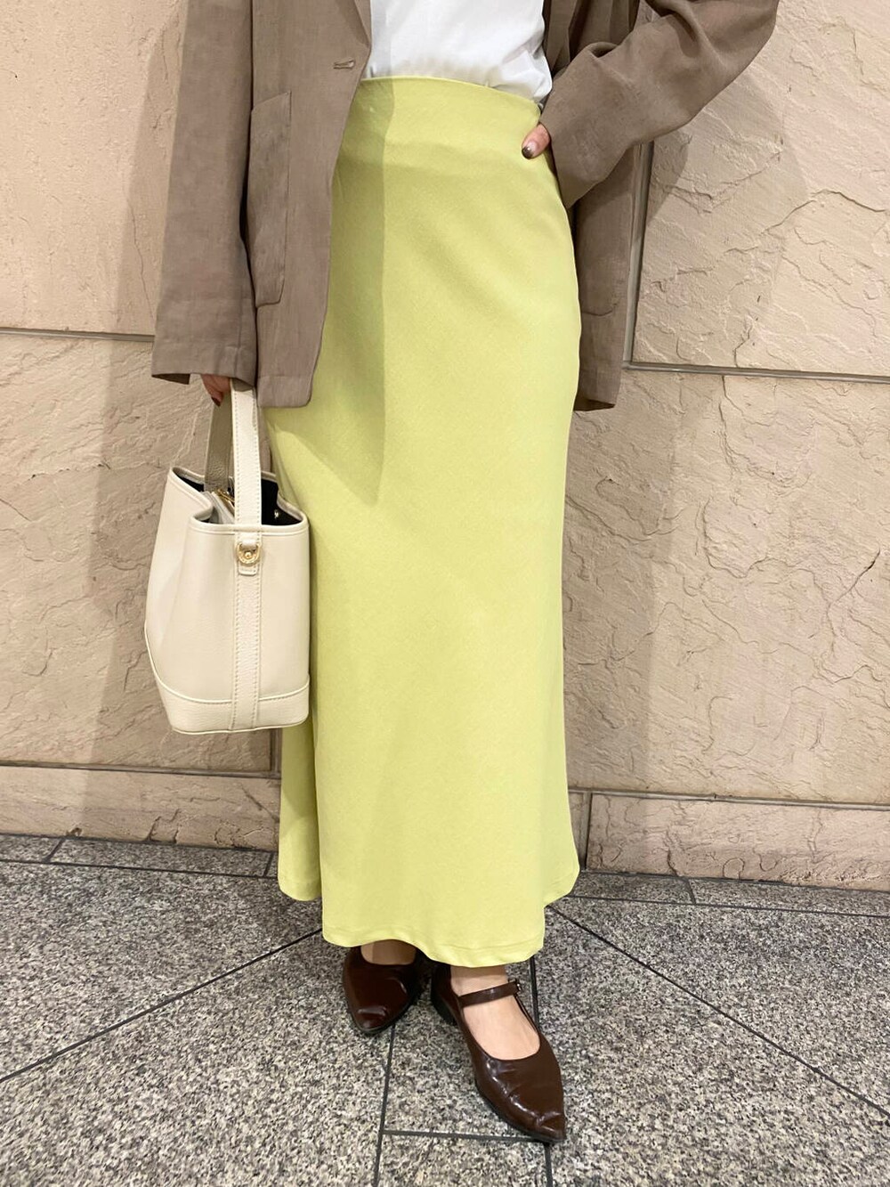 「大人カジュアル、キレイめ、きれいめカジュアル、カットソー、パンツ、春コーデ、春服、夏コーデ、newarrival、休日スタイル、フェミニン、ROSSO、夏服、オンオフ兼用、オンオフ」|「URBAN RESEARCH ROSSO WOMENのAULENTTI スクエアBAG(ハンドバッグ、ホワイト系)」を使った、matsuさん(レディース・162cm)の春コーディネートの6枚目の写真