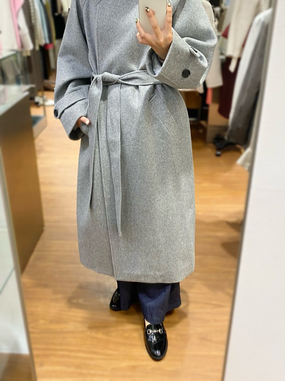 「URBAN RESEARCH ROSSO、URBAN RESEARCH、ROSSO、モノトーン、冬コーデ、ロングコート、冬アウター、オトナカジュアル、パンツスタイル、アウターコーデ、ハイネック、スタンドカラー、ウールコート、グレー、イエベ秋」｜「URBAN RESEARCH ROSSO WOMENの2WAYスタンドカラーロングコート（その他アウター、グレー系）」を使った、matsuさん（レディース・162cm）の秋コーディネートの3枚目の写真