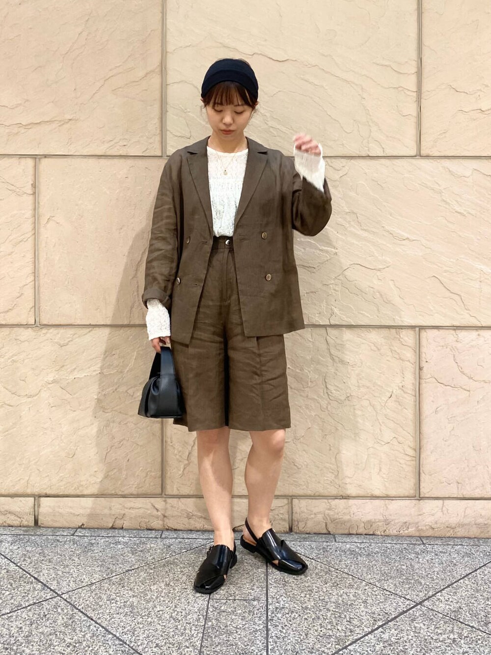 「セットアップ、キレイめ、きれいめカジュアル、パンツ、春コーデ、春服、newarrival、ハーフパンツ、フェミニン、ROSSO、ショートパンツ、オンオフ兼用、オンオフ、大人かわいい、20代後半」|「URBAN RESEARCH ROSSO WOMENのストレッチレースプルオーバー(Tシャツ/カットソー、ホワイト系)」を使った、matsuさん(レディース・162cm)の春コーディネートの2枚目の写真