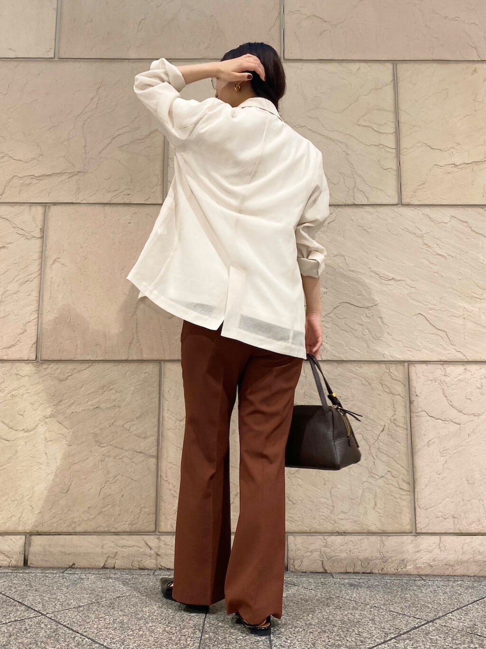 「大人カジュアル、キレイめ、きれいめカジュアル、パンツ、夏コーデ、newarrival、オフィスカジュアル、フェミニン、ROSSO、夏服、オンオフ兼用、オンオフ、大人かわいい、20代後半、骨格ウェーブ」｜「URBAN RESEARCHのポインテッドバックストラップシューズ（パンプス、ブラック系）」を使った、matsuさん（レディース・162cm）の夏コーディネートの3枚目の写真