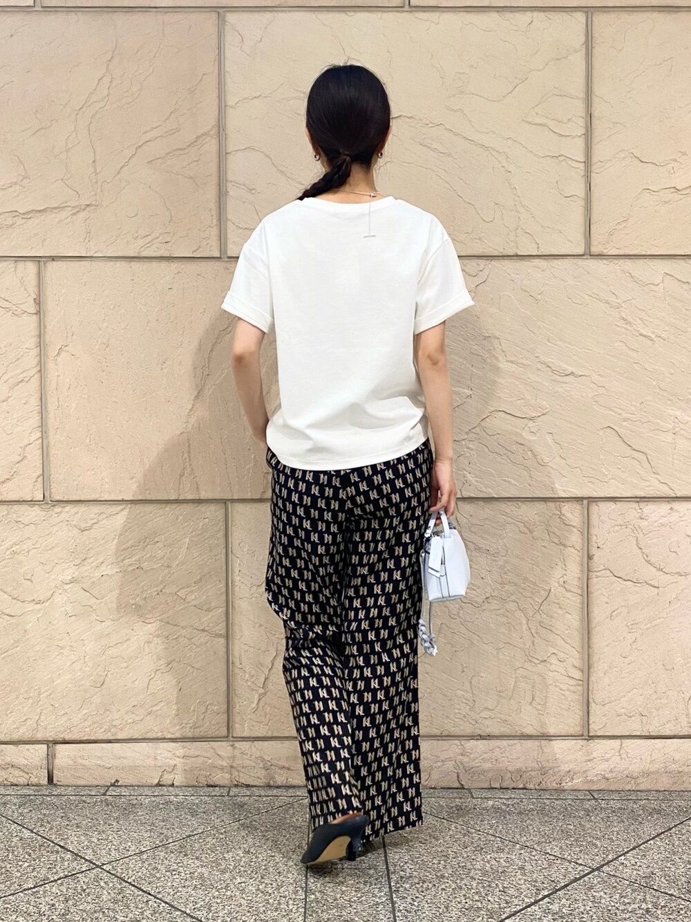 「URBAN RESEARCH ROSSO、URBAN RESEARCH、シンプルコーデ、春夏コーデ、休日スタイル、きれいめカジュアル、モノトーン、オトナカジュアル、柄パンツ、パンツスタイル、夏コーデ、白Tシャツ」｜「URBAN RESEARCH ROSSO WOMENの汗染み防止スーピマコットンTシャツ（Tシャツ/カットソー、ホワイト系）」を使った、matsuさん（レディース・162cm）の春コーディネートの4枚目の写真