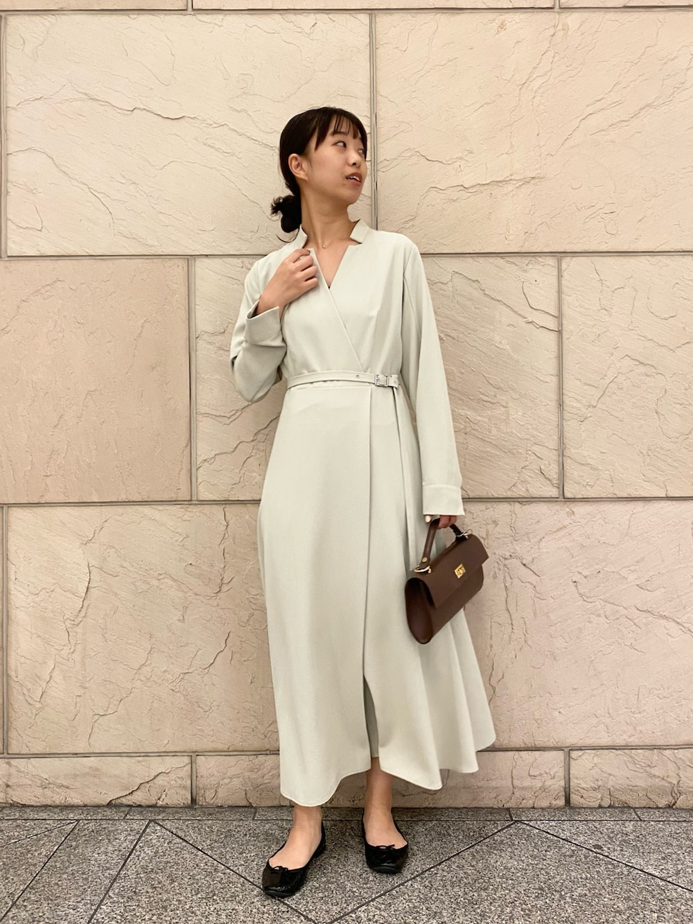 ブラウン系のその他アウター、ベージュ系のワンピース、ブラウン系のショルダーバッグを着用したレディースの秋コーディネートの3枚目の写真