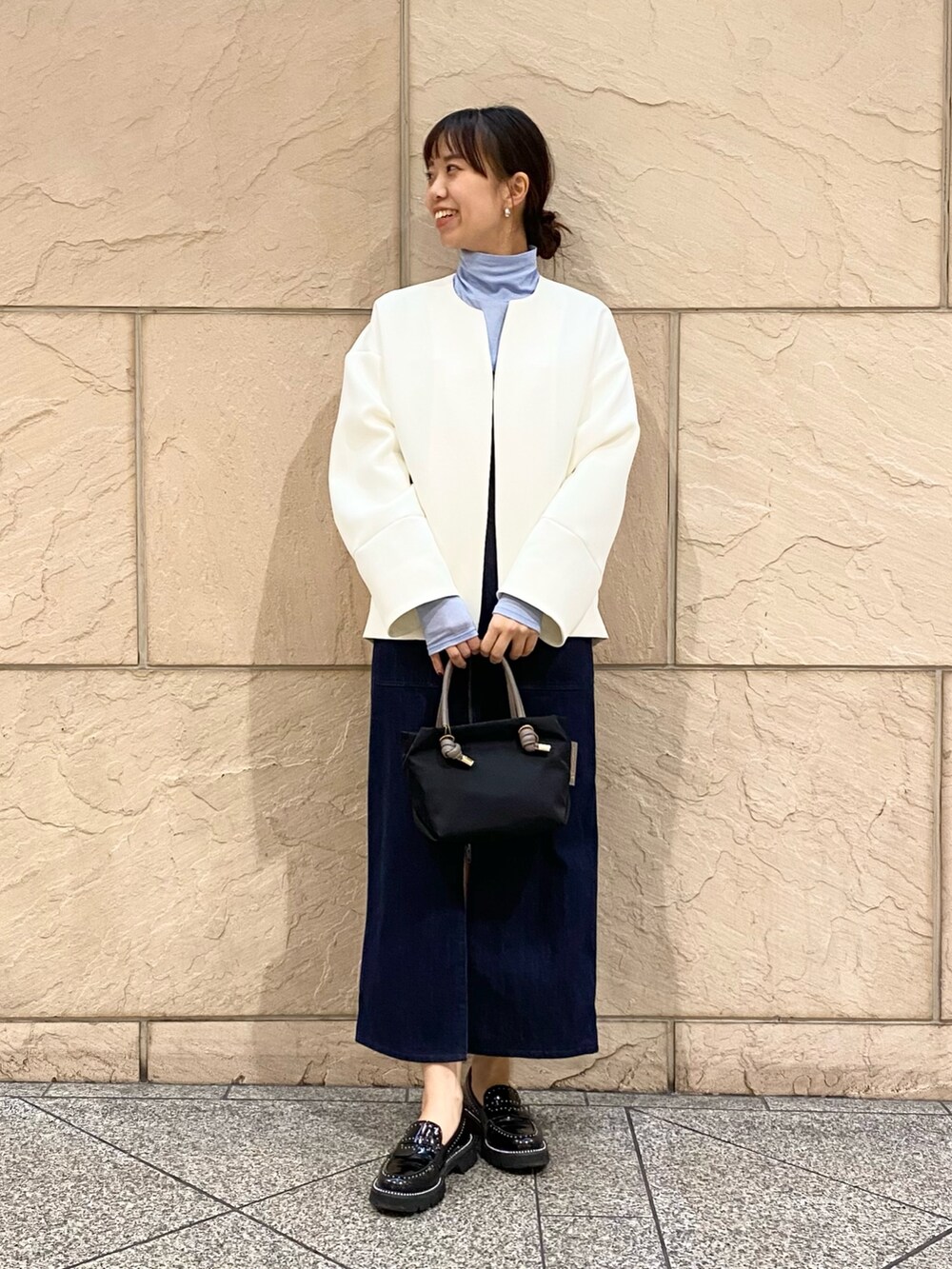 「URBAN RESEARCH ROSSO、ROSSO、URBAN RESEARCH、デニム、お出かけコーデ、デートコーデ、きれいめカジュアル、ジャンパースカート、デニムワンピース、LEE、タートルネック、オトナカジュアル、イエベ秋、骨格ウェーブ」｜「URBAN RESEARCH ROSSO WOMENのシルク混タートルネックプルオーバー（Tシャツ/カットソー、ブルー系）」を使った、matsuさん（レディース・162cm）の冬コーディネートの2枚目の写真