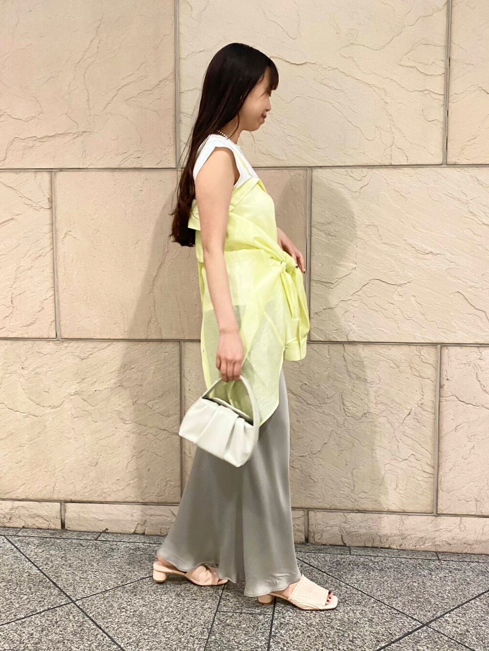 「大人カジュアル、キレイめ、きれいめカジュアル、カットソー、夏コーデ、newarrival、休日スタイル、フェミニン、ROSSO、夏服、オンオフ兼用、オンオフ、大人かわいい、20代後半、骨格ウェーブ」|「URBAN RESEARCHのdecor『デコール』 Hematite6mmBallnecklace(ネックレス、シルバー系)」を使った、matsuさん(レディース・162cm)の春コーディネートの3枚目の写真