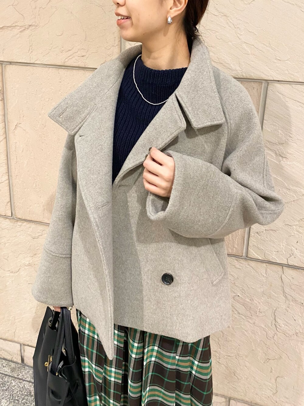 「URBAN RESEARCH ROSSO、ROSSO、URBAN RESEARCH、冬アウター、チェック、きれいめカジュアル、ニット、ブーツ、チェックスカート、Pコート、冬コーデ、オトナカジュアル、イエベ秋、骨格ウェーブ」｜「URBAN RESEARCH ROSSO WOMENの2WAYスタンドカラーミドルPコート（ピーコート、ブラウン系）」を使った、matsuさん（レディース・162cm）の冬コーディネートの4枚目の写真