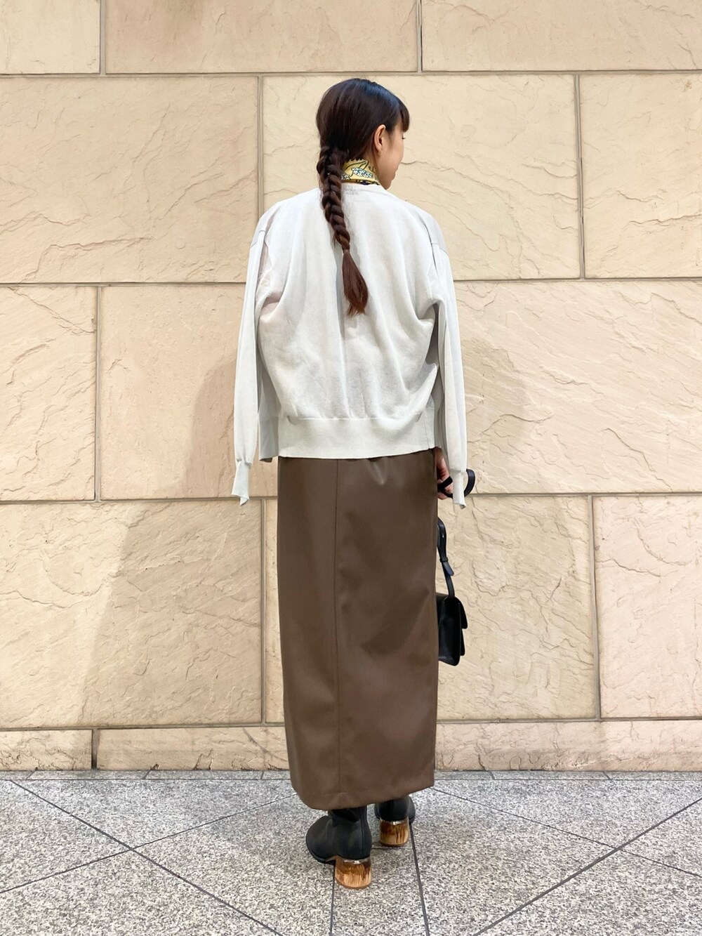 「URBAN RESEARCH ROSSO、URBAN RESEARCH、ブラウン、秋服準備はじめました、カーディガン、休日スタイル、秋コーデ、オトナカジュアル、秋服、アンサンブル、ラメ、タイトスカート、レザー」｜「URBAN RESEARCH ROSSO WOMENのフェイクレザースカート（スカート、ブラウン系）」を使った、matsuさん（レディース・162cm）の秋コーディネートの4枚目の写真