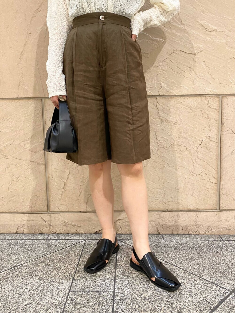 「セットアップ、キレイめ、きれいめカジュアル、パンツ、春コーデ、春服、newarrival、ハーフパンツ、フェミニン、ROSSO、ショートパンツ、オンオフ兼用、オンオフ、大人かわいい、20代後半」|「URBAN RESEARCH ROSSO WOMENのストレッチレースプルオーバー(Tシャツ/カットソー、ホワイト系)」を使った、matsuさん(レディース・162cm)の春コーディネートの6枚目の写真