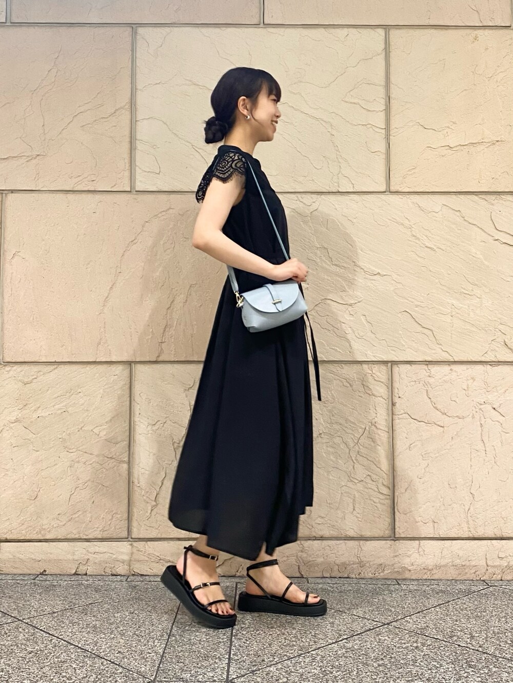 「URBAN RESEARCH ROSSO、URBAN RESEARCH、初夏コーデ、休日スタイル、モノトーン、ショルダーバッグ、ミニバッグ、きれいめカジュアル、大人女子、ワンピース、レース、サンダル、おでかけコーデ、デート」|「URBAN RESEARCH ROSSO WOMENのウォッシャブルヨークレースワンピース(ワンピース、ブラック系)」を使った、matsuさん(レディース・162cm)の春コーディネートの4枚目の写真