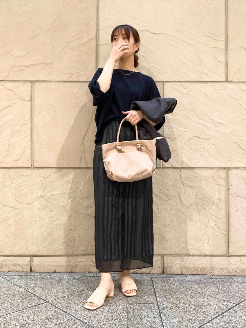 「大人カジュアル、キレイめ、アウター、きれいめカジュアル、ブラウス、春コーデ、春服、春アウター、newarrival、オフィスカジュアル、フェミニン、ROSSO、オンオフ兼用、オンオフ、大人かわいい」|「URBAN RESEARCH ROSSO WOMENのジョーゼットドルマンプルオーバー(シャツ/ブラウス、ブルー系)」を使った、matsuさん(レディース・162cm)の春コーディネートの2枚目の写真
