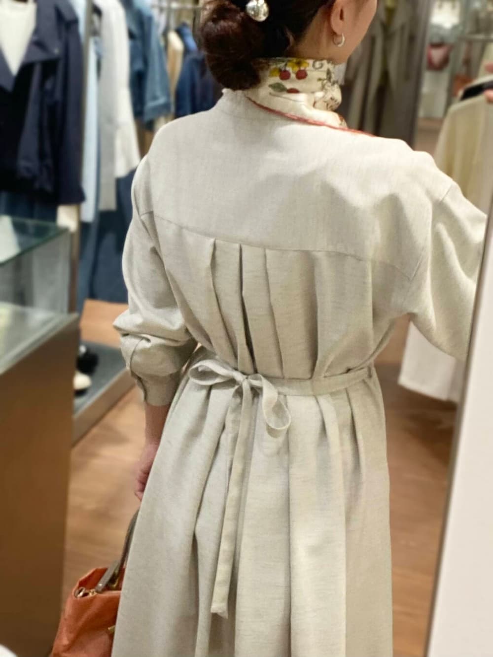 「ワンピース、キレイめ、きれいめカジュアル、スカーフ、春コーデ、春服、newarrival、オフィスカジュアル、フェミニン、manipuri、ROSSO、オンオフ兼用、オンオフ、大人かわいい、顔合わせ」|「URBAN RESEARCH ROSSO WOMENの【MADE IN JAPAN】オリジナルスウェードパンプス(パンプス、ブラウン系)」を使った、matsuさん(レディース・162cm)の春コーディネートの3枚目の写真