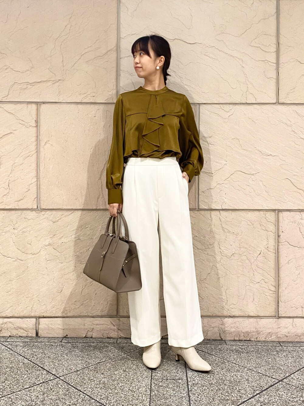 「URBAN RESEARCH ROSSO、URBAN RESEARCH、ROSSO、ブラウン、きれいめカジュアル、大人コーデ、オフィスカジュアル、お仕事コーデ、忘年会、デートコーデ、オトナ女子、イエベ秋、骨格ウェーブ」｜「URBAN RESEARCH ROSSO WOMENの起毛サテンタイブラウス（シャツ/ブラウス、イエロー系）」を使った、matsuさん（レディース・162cm）の秋コーディネートの2枚目の写真