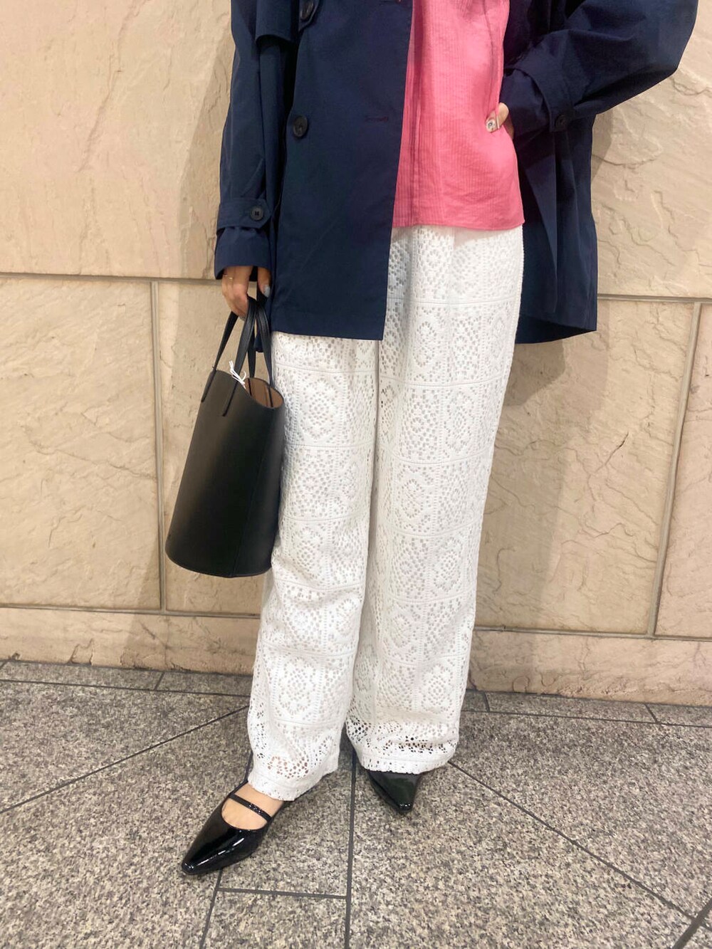「大人カジュアル、キレイめ、アウター、きれいめカジュアル、パンツ、春コーデ、着回しコーデ、春服、春アウター、newarrival、フェミニン、ROSSO、オンオフ兼用、オンオフ、大人かわいい」|「URBAN RESEARCH ROSSO WOMENのレースワイドパンツ(その他パンツ、ホワイト系)」を使った、matsuさん(レディース・162cm)の冬コーディネートの6枚目の写真