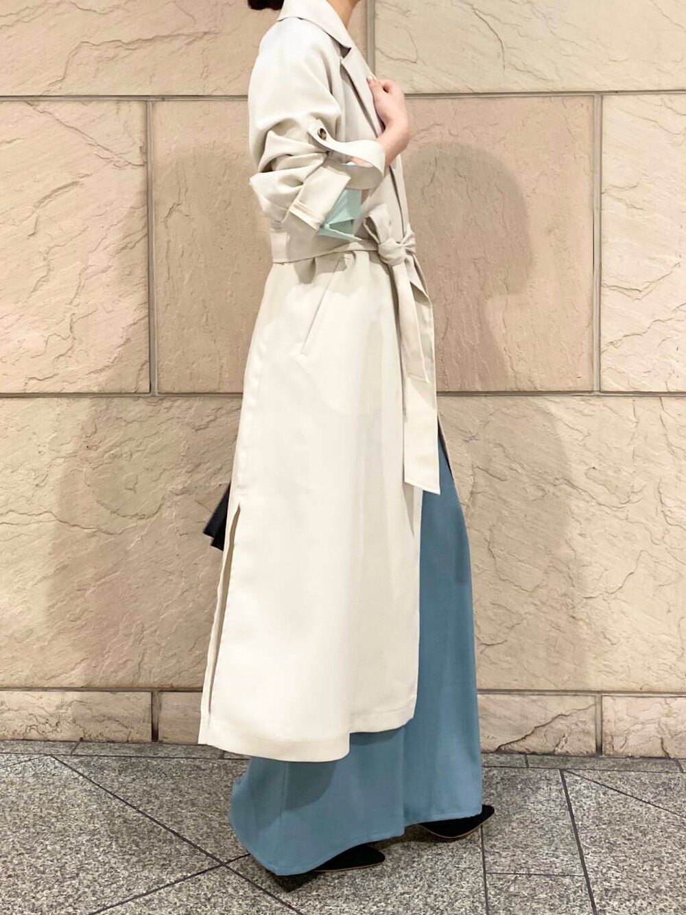 「キレイめ、アウター、きれいめカジュアル、ブラウス、パンツ、春コーデ、春服、春アウター、newarrival、オフィスカジュアル、フェミニン、ROSSO、オンオフ兼用、オンオフ、大人かわいい」|「URBAN RESEARCH ROSSO WOMENの『MADE IN JAPAN』オリジナルスウェードパンプス(パンプス、ブラック系)」を使った、matsuさん(レディース・162cm)の春コーディネートの2枚目の写真